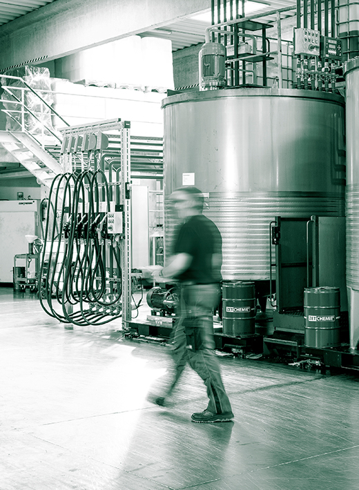 Mitarbeiter der ZET-CHEMIE geht durch die Produktionshalle, verschwommen durch Bewegungsunschärfe.