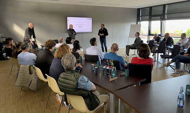 Mehrere Besucher sitzen im Besprechungsraum der ZET-CHEMIE während einer Firmenvorstellung für den Lions-Club.
